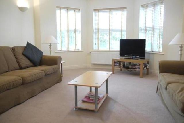  Image of 2 bedroom Flat to rent in Heacham Avenue Ickenham Uxbridge UB10 at Heacham Avenue, Ickenham UB10