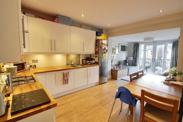  Image of 3 bedroom Flat to rent in Netherbury Road London W5 at Netherbury Road, Ealing W5