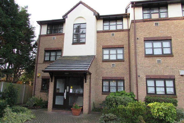  Image of 1 bedroom Flat to rent in Foxglove Way Wallington SM6 at Foxglove Wat, Hackbridge SM6