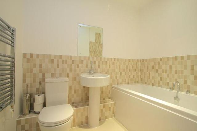  Image of 2 bedroom Flat to rent in Putney Hill London SW15 at Putney Hill, London SW15
