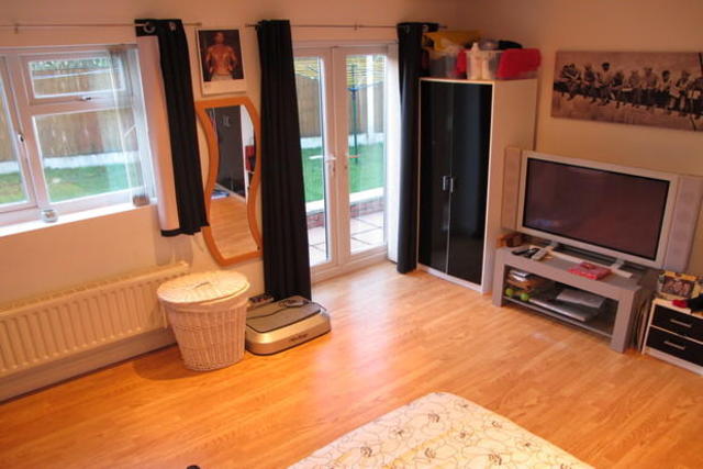  Image of 4 bedroom  for sale in Falconwood Gardens Clifton Nottingham NG11 at Falconwood Gardens, Barton Green, Nottingham NG11