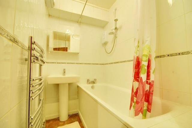  Image of 2 bedroom Flat to rent in Hamilton Road London W5 at Hazel Court, Hamilton Road, Ealing W5