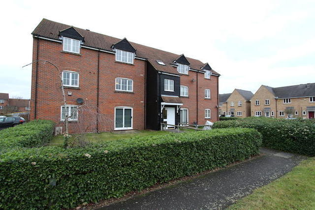  Image of 2 bedroom Flat to rent in Hubbards Close Uxbridge UB8 at Hubbards Close, Uxbridge UB8