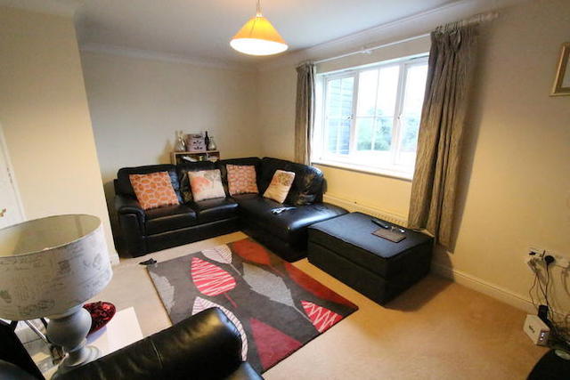  Image of 2 bedroom Flat to rent in Hubbards Close Uxbridge UB8 at Hubbards Close, Uxbridge UB8