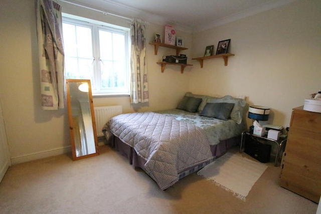  Image of 2 bedroom Flat to rent in Hubbards Close Uxbridge UB8 at Hubbards Close, Uxbridge UB8