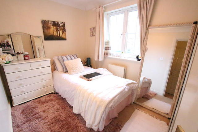  Image of 2 bedroom Flat to rent in Hubbards Close Uxbridge UB8 at Hubbards Close, Uxbridge UB8