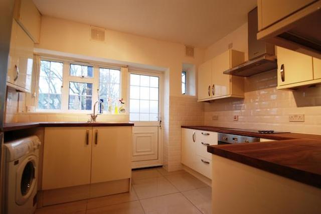  Image of 3 bedroom Flat to rent in Mount Avenue London W5 at Avenue Court, Mount Avenue, Ealing W5