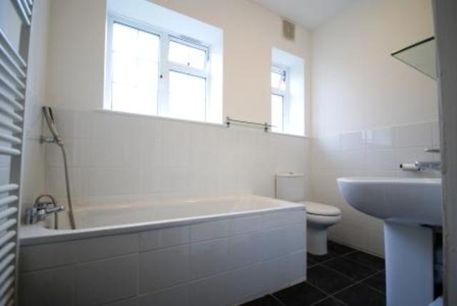  Image of 3 bedroom Flat to rent in Mount Avenue London W5 at Avenue Court, Mount Avenue, Ealing W5