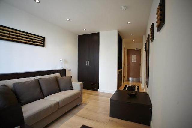 Image of Studio flat to rent in Kilburn High Road London NW6 at Kilburn High Road, London NW6
