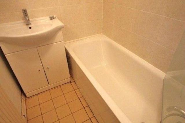  Image of 1 bedroom Flat to rent in Balham High Road London SW17 at Moira Court, Balham High Road, Balham SW17