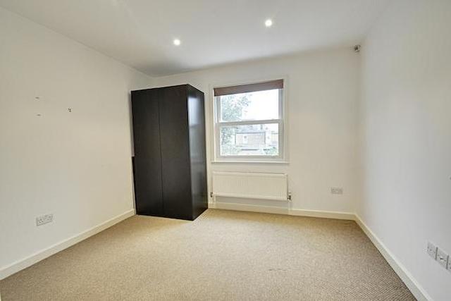  Image of 2 bedroom Flat to rent in Barrowgate Road London W4 at Barrowgate Road, Chiswick W4
