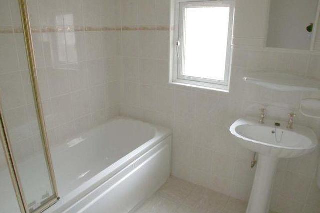  Image of 3 bedroom Flat to rent in Crescent Road London N22 at Crescent Road, Alexandra Park, London N22