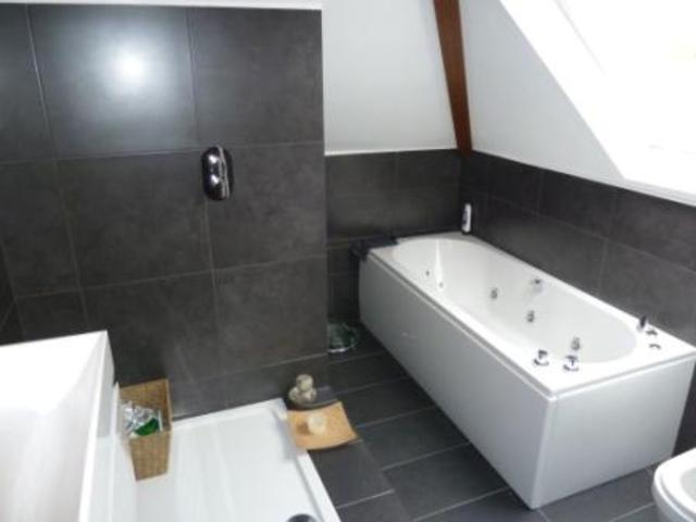  Image of 3 bedroom Flat to rent in Wellesley Road London W4 at Wellesley Road, Chiswick W4