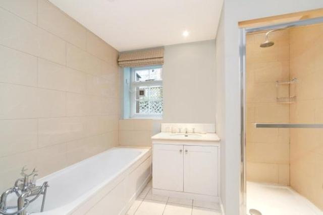  Image of 2 bedroom Flat to rent in Albert Bridge Road London SW11 at Albert Bridge Road, London SW11
