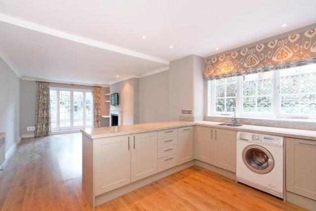  Image of 2 bedroom Flat to rent in Albert Bridge Road London SW11 at Albert Bridge Road, London SW11