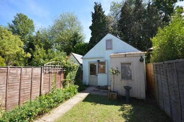  Image of 4 bedroom Property to rent in Manor Way Banstead SM7 at Manor Way, Banstead SM7