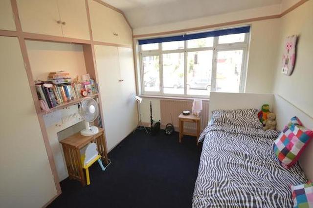  Image of 4 bedroom Property to rent in Manor Way Banstead SM7 at Manor Way, Banstead SM7