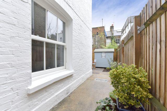  Image of 1 bedroom Flat to rent in Goldsboro Road London SW8 at Goldsboro Road, Vauxhall SW8