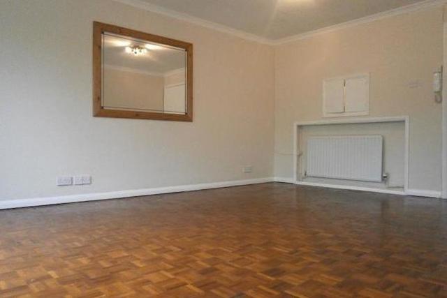  Image of 3 bedroom  to rent in Parkside Hampton Hill Hampton TW12 at Parkside, Hampton Hill, Hampton TW12