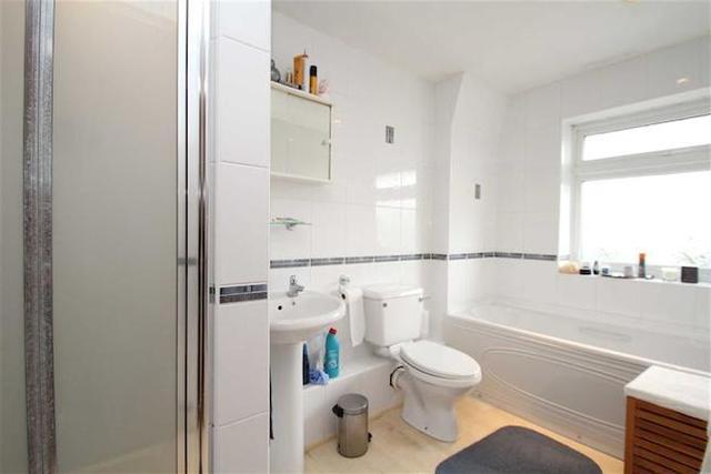  Image of 4 bedroom Town House to rent in Dunstan Glade St. Johns Road Petts Wood Orpington BR5 at Dunstan Glade, St. Johns Road, Petts Wood, Orpington BR5