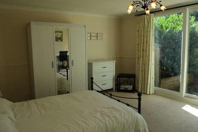  Image of 1 bedroom Room to rent in Windsor Close Guildford GU2 at Windsor Close, Onslow Village, Guildford, Surrey GU2