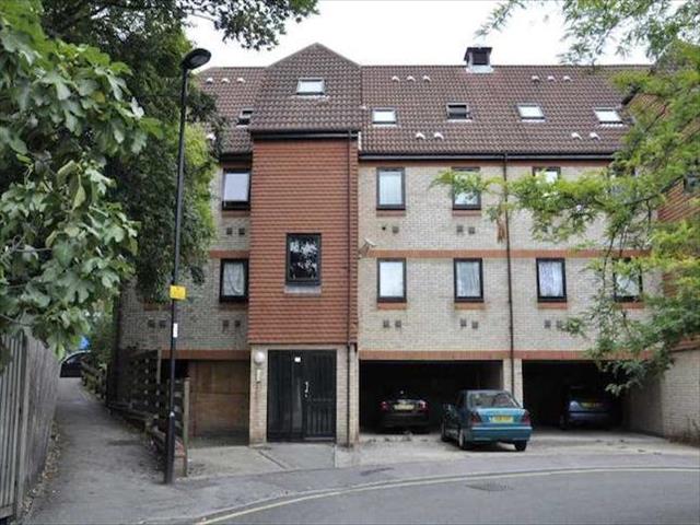  Image of 2 bedroom Flat to rent in Pilgrims Close London N13 at Pilgrims Close, Palmers Green, London N13