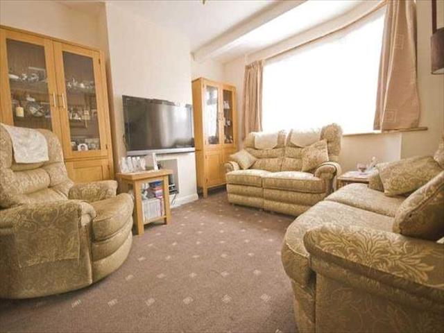  Image of 4 bedroom Semi-Detached house to rent in Derek Avenue Epsom KT19 at Derek Avenue, West Ewell, Epsom KT19