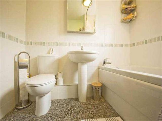  Image of 4 bedroom Semi-Detached house to rent in Derek Avenue Epsom KT19 at Derek Avenue, West Ewell, Epsom KT19