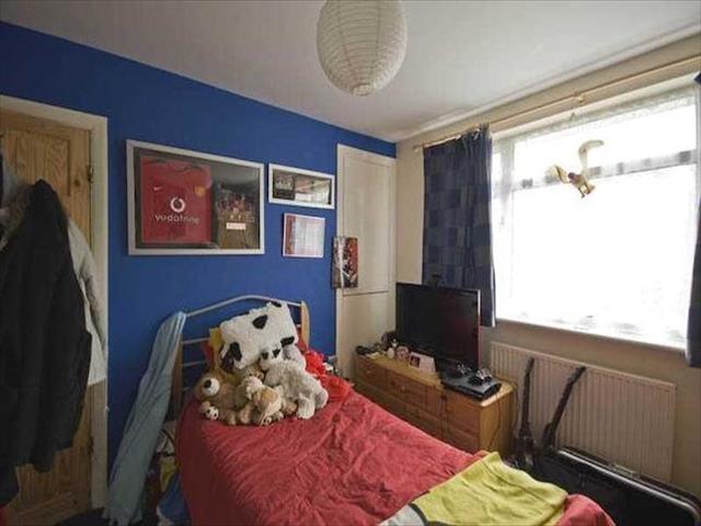  Image of 4 bedroom Semi-Detached house to rent in Derek Avenue Epsom KT19 at Derek Avenue, West Ewell, Epsom KT19