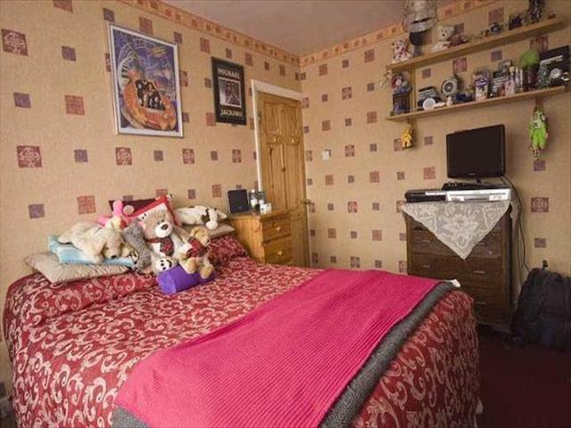  Image of 4 bedroom Semi-Detached house to rent in Derek Avenue Epsom KT19 at Derek Avenue, West Ewell, Epsom KT19