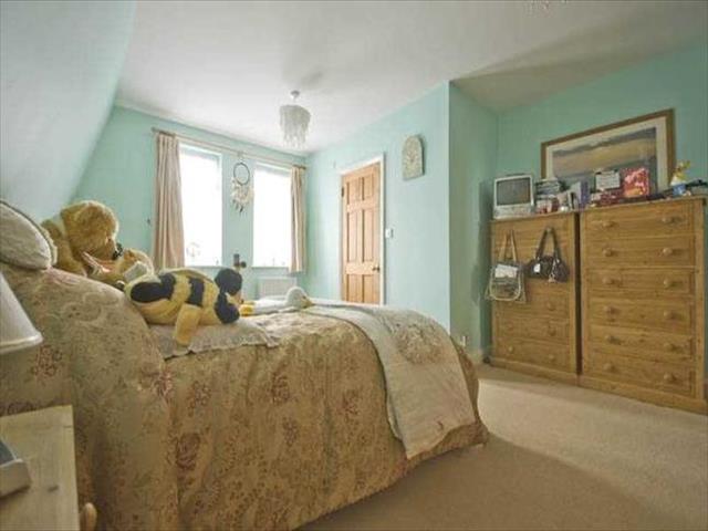  Image of 4 bedroom Semi-Detached house to rent in Derek Avenue Epsom KT19 at Derek Avenue, West Ewell, Epsom KT19