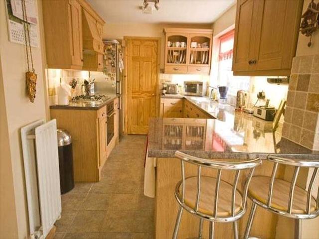  Image of 4 bedroom Semi-Detached house to rent in Derek Avenue Epsom KT19 at Derek Avenue, West Ewell, Epsom KT19