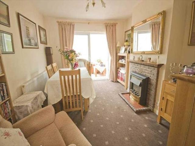  Image of 4 bedroom Semi-Detached house to rent in Derek Avenue Epsom KT19 at Derek Avenue, West Ewell, Epsom KT19