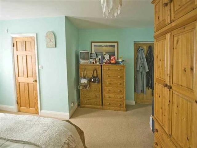  Image of 4 bedroom Semi-Detached house to rent in Derek Avenue Epsom KT19 at Derek Avenue, West Ewell, Epsom KT19