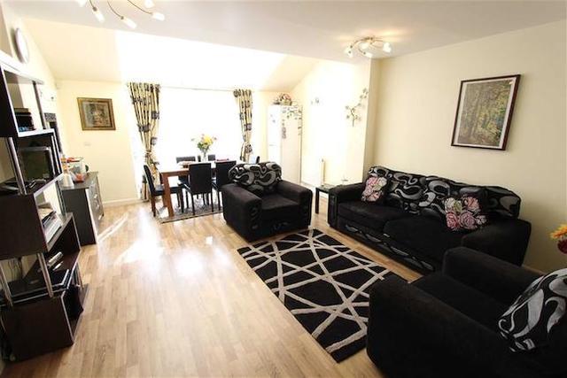  Image of 4 bedroom Property to rent in Harman Rise Ilford IG3 at Harman Rise, Seven Kings, Essex IG3