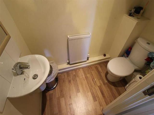  Image of 4 bedroom Property to rent in Harman Rise Ilford IG3 at Harman Rise, Seven Kings, Essex IG3