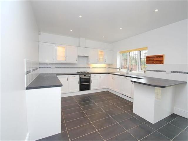  Image of 4 bedroom Property to rent in Ouseley Road Wraysbury Staines TW19 at Ouseley Road, Wraysbury, Berkshire TW19