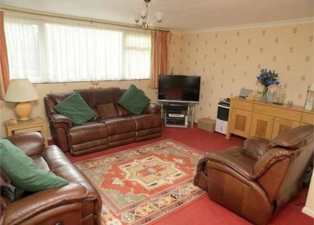  Image of 2 bedroom Flat to rent in Cherry Way West Ewell Epsom KT19 at Cherry Way, West Ewell, Epsom KT19