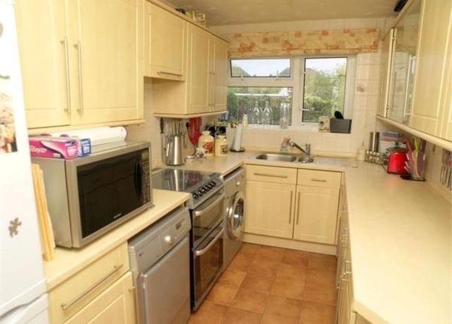  Image of 2 bedroom Flat to rent in Cherry Way West Ewell Epsom KT19 at Cherry Way, West Ewell, Epsom KT19