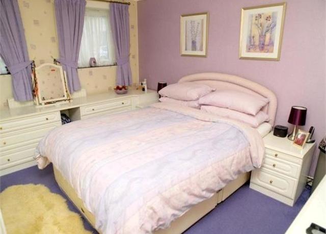  Image of 2 bedroom Flat to rent in Cherry Way West Ewell Epsom KT19 at Cherry Way, West Ewell, Epsom KT19