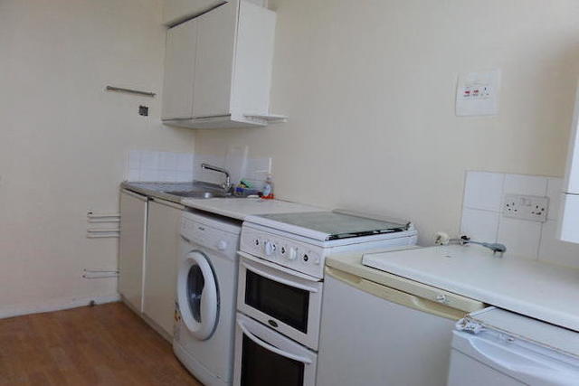  Image of 2 bedroom Flat to rent in Baird Avenue Southall UB1 at Sheringham Tower, Southall UB1
