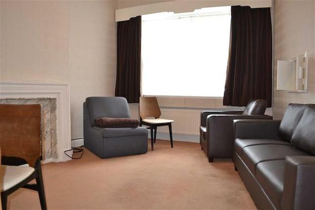  Image of 2 bedroom Flat to rent in Quadrant Close The Burroughs London NW4 at The Burroughs, Hendon, London NW4