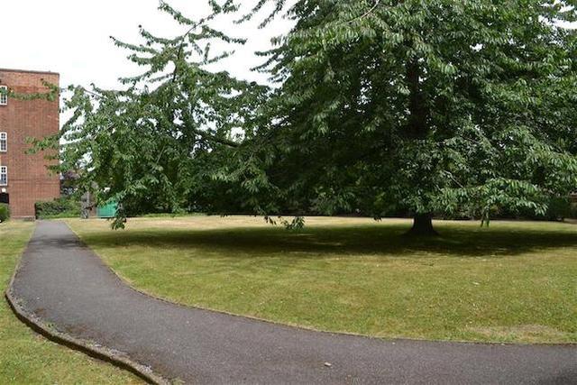  Image of 2 bedroom Flat to rent in Quadrant Close The Burroughs London NW4 at The Burroughs, Hendon, London NW4