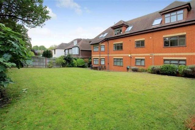  Image of 2 bedroom Flat to rent in Dollis Avenue London N3 at Dollis Avenue, Finchley, London N3