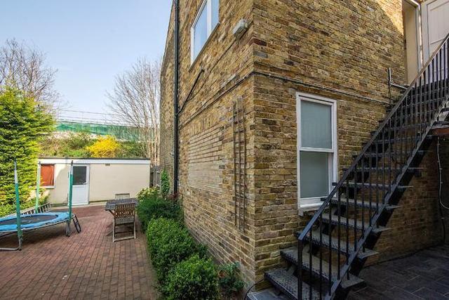  Image of 4 bedroom Flat to rent in Merton Avenue London W4 at Merton Avenue, Chiswick, London W4