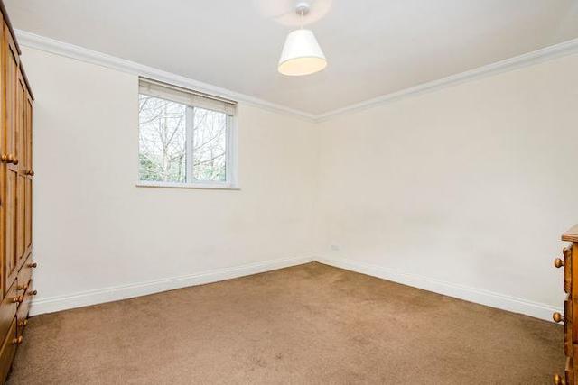  Image of 4 bedroom Flat to rent in Merton Avenue London W4 at Merton Avenue, Chiswick, London W4