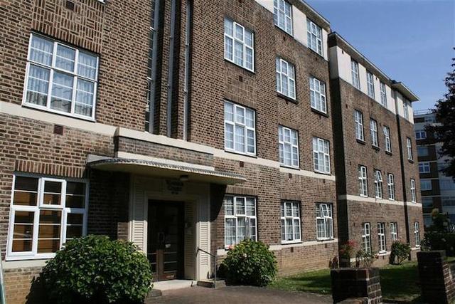  Image of 4 bedroom Flat to rent in Golders Green Road London NW11 at Highfield Gardens, Golders Green, London NW11