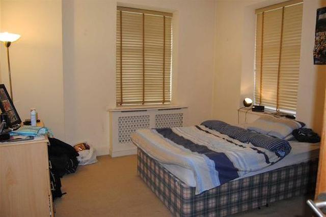  Image of 4 bedroom Flat to rent in Golders Green Road London NW11 at Highfield Gardens, Golders Green, London NW11