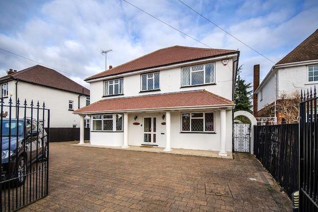  Image of 6 bedroom Detached house to rent in Manor Lane Sunbury-on-Thames TW16 at Manor Lane, Sunbury-On-Thames TW16