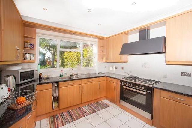  Image of 6 bedroom Detached house to rent in Manor Lane Sunbury-on-Thames TW16 at Manor Lane, Sunbury-On-Thames TW16